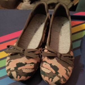 Clark's 6.5 Camouflage Ballet Flats